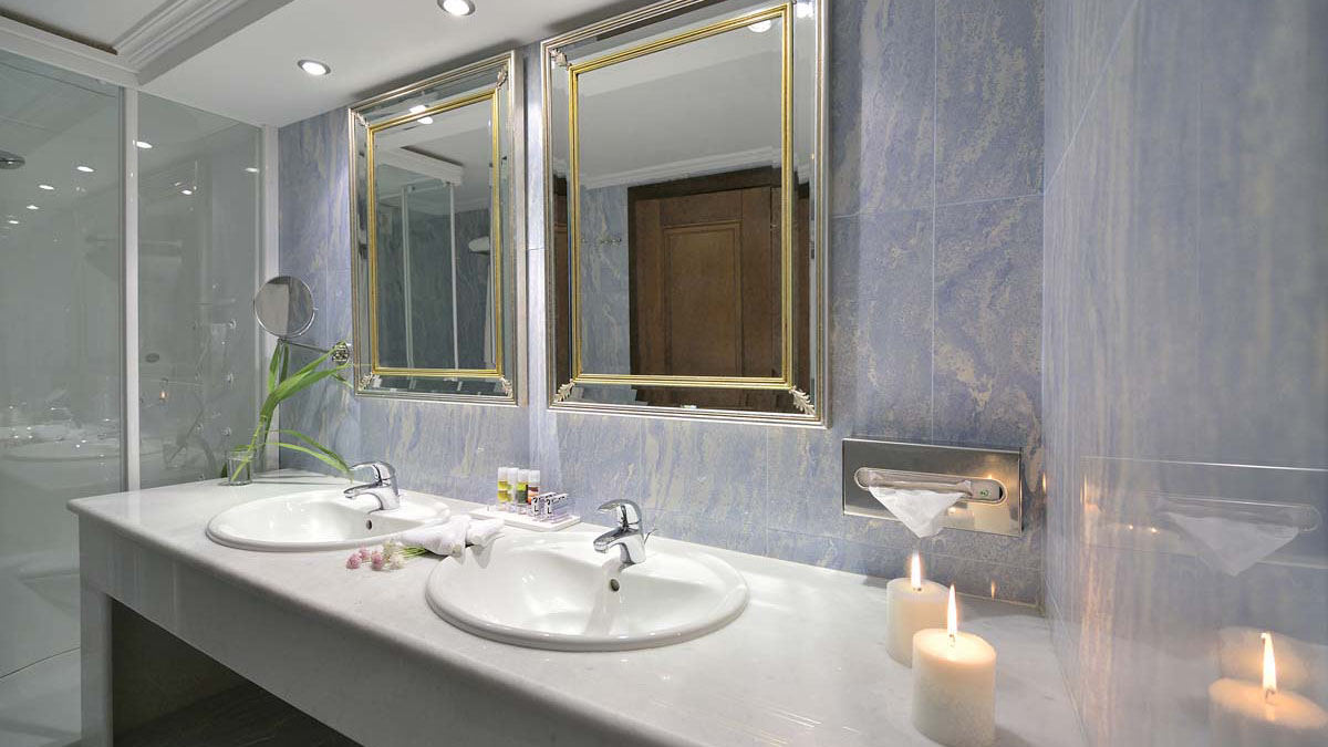 Honeymoon Suite Indoor Jacuzzi